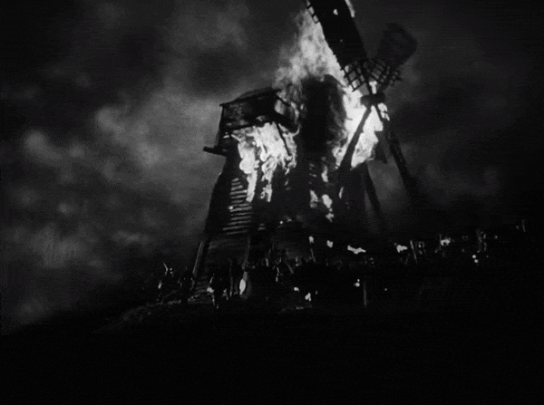 la créature de Frankenstein, proie des flammes dans le Moulin incendié par la foule