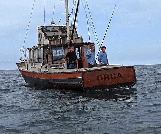 trois pêcheurs sur un bateau à l'ancre se balançant mollement en pleine mer