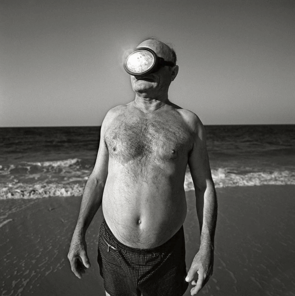 le soleil illumine le masque de plongée d'un homme sortant des eaux