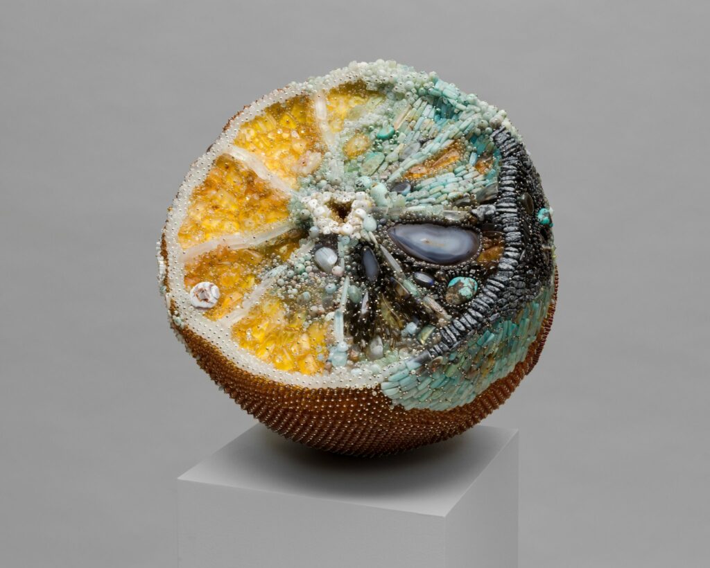 les couleurs du citron moisi sur un piédestal