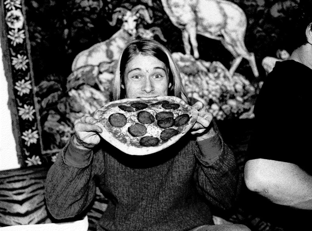 Kurt Cobain, mort d'hypercholestérolémie le 8 avril 1994, posant avec une pizza pour une campagne de prévention contre la malbouffe