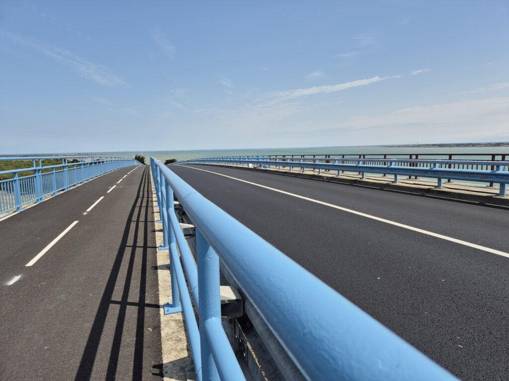 piste cyclable du pont menant à l'île de Noirmoutier, désert
