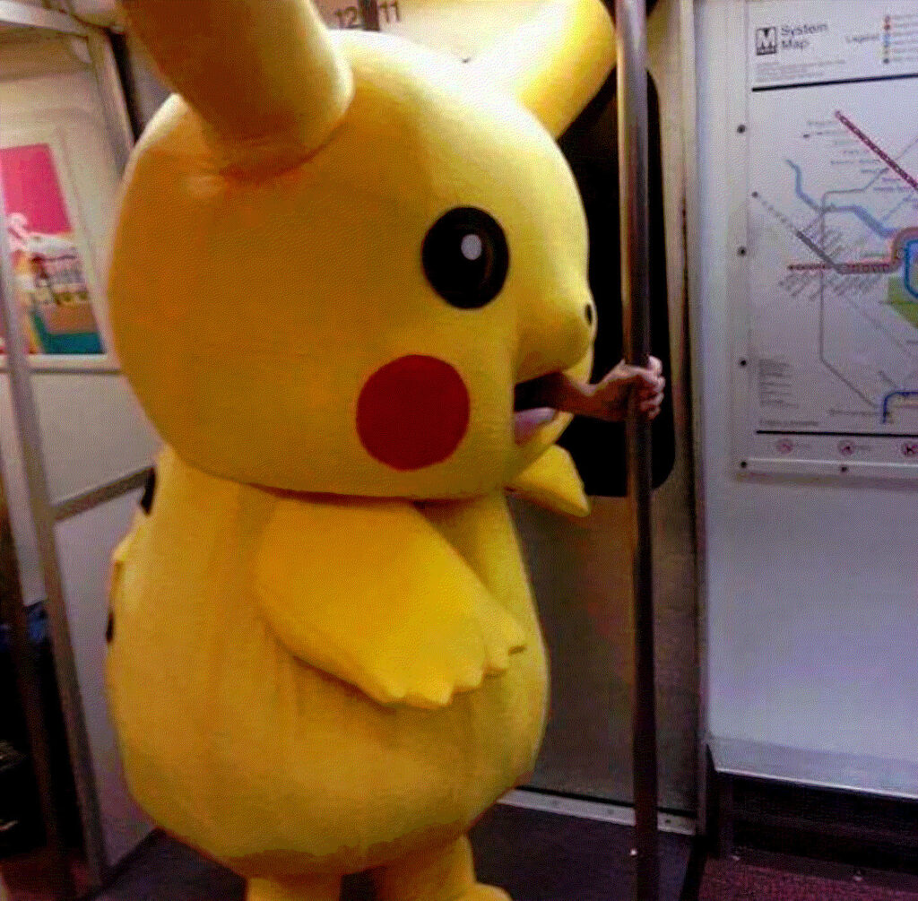 Pikachu dans le métro, tendant le bras par sa bouche pour se tenir à la barre