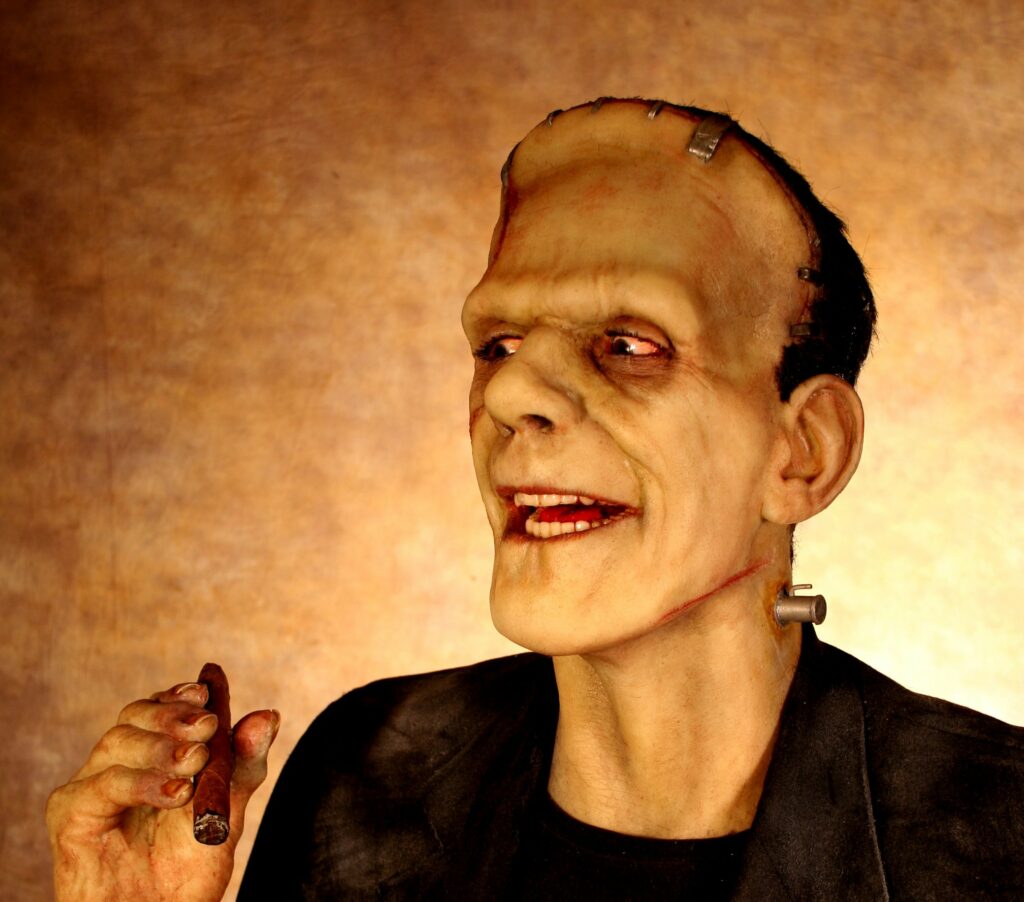 sculpture de Thierry Ardisson portant son célèbre costume noir