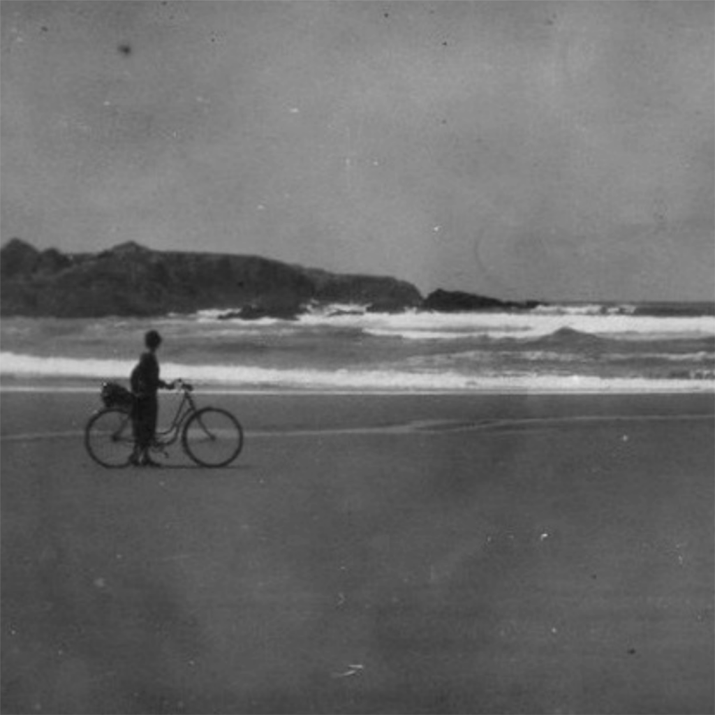 une jeune femme à vélo égarée sur la plage