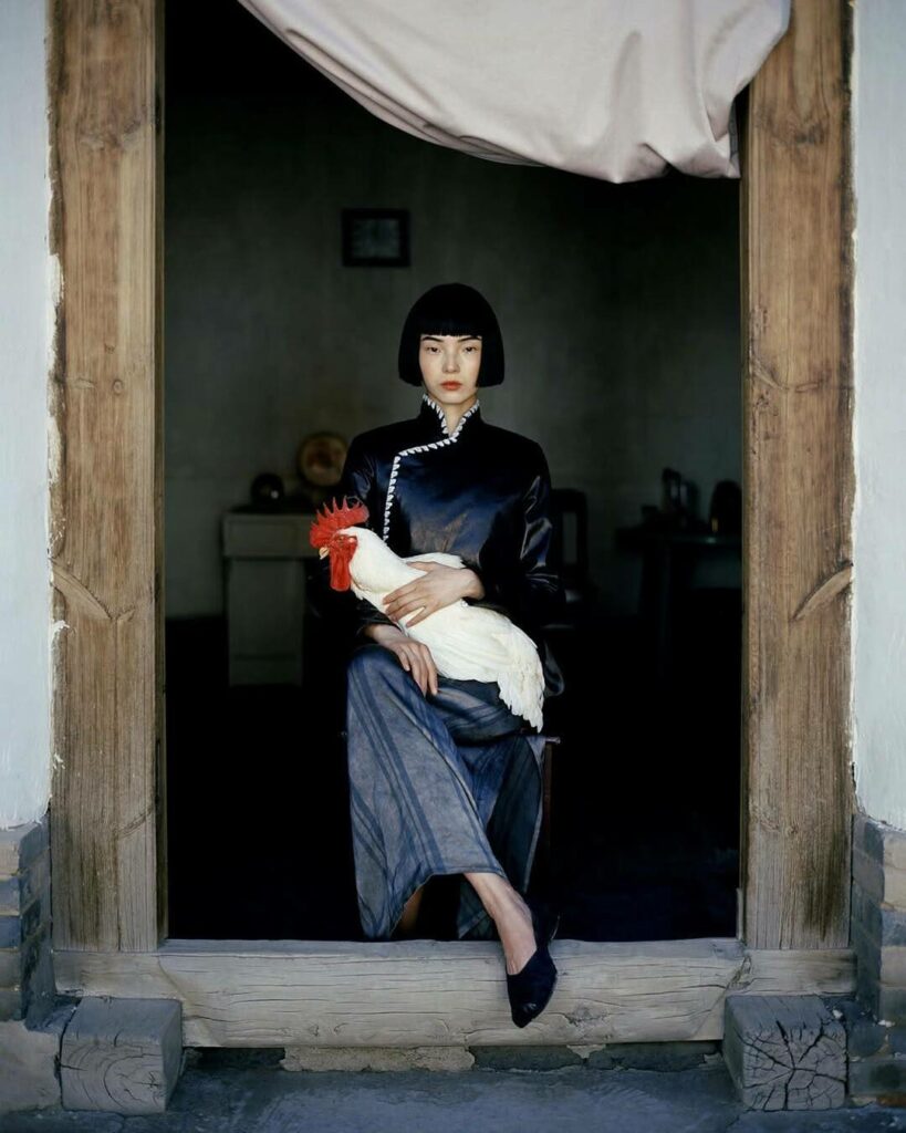 l'Impératrice de Chine serrant sur son coeur avec émotion le coq symbole de la France