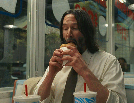 Keanu Reeves mordant dans un hamburger