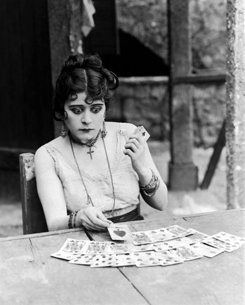 une jeune femme tire les cartes et s'alarme du mauvais présage que représente l'as de pique