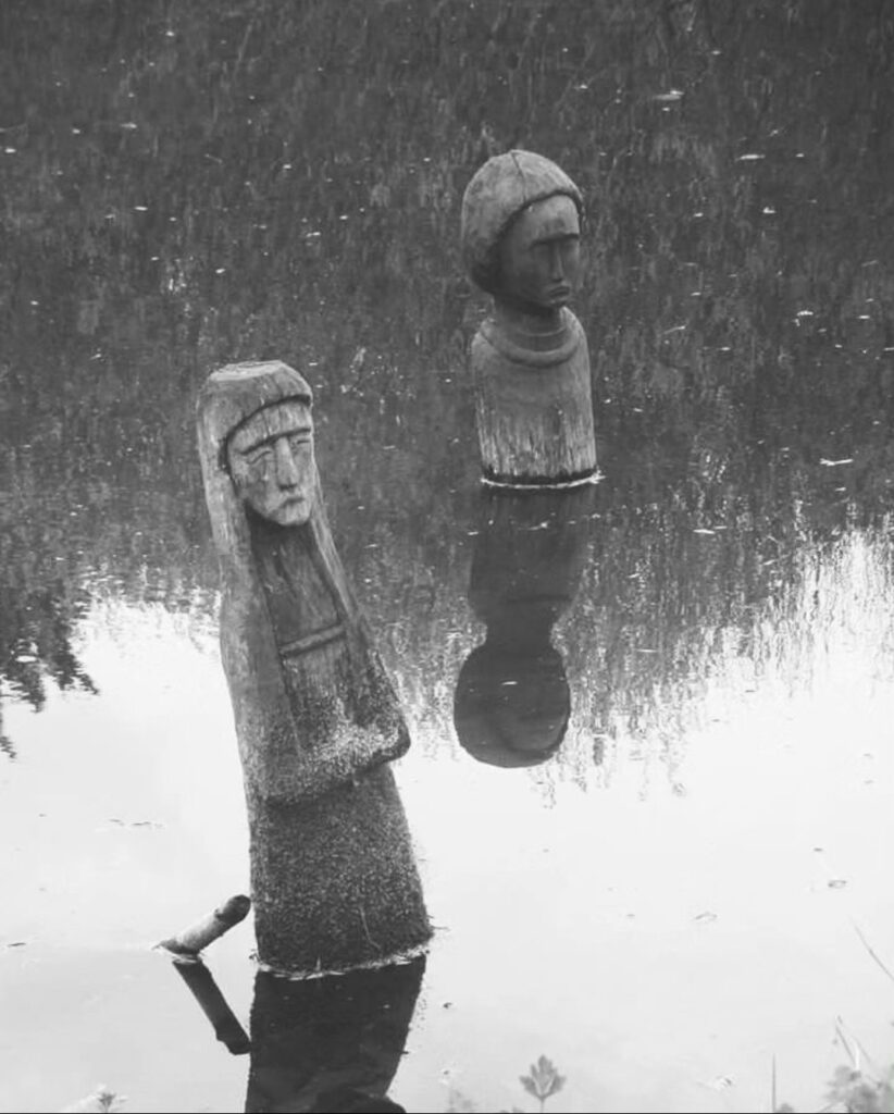 deux statues dans l'eau, immergées jusqu'à la taille