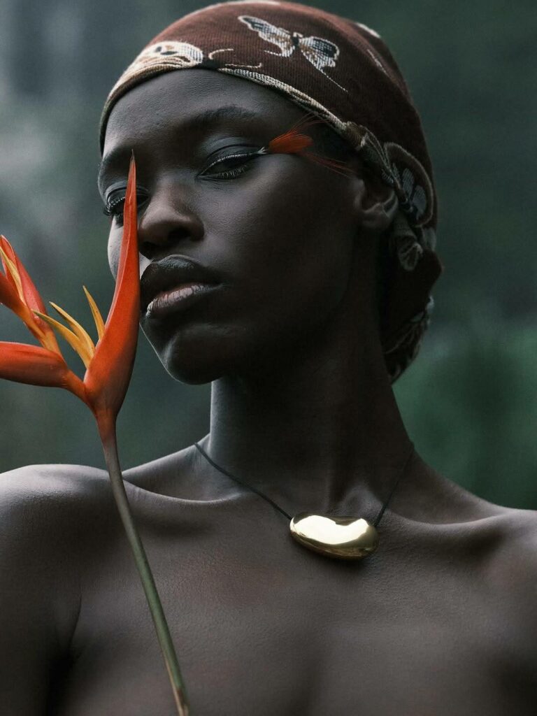 portrait d'une femme noire et d'un oiseau de paradis