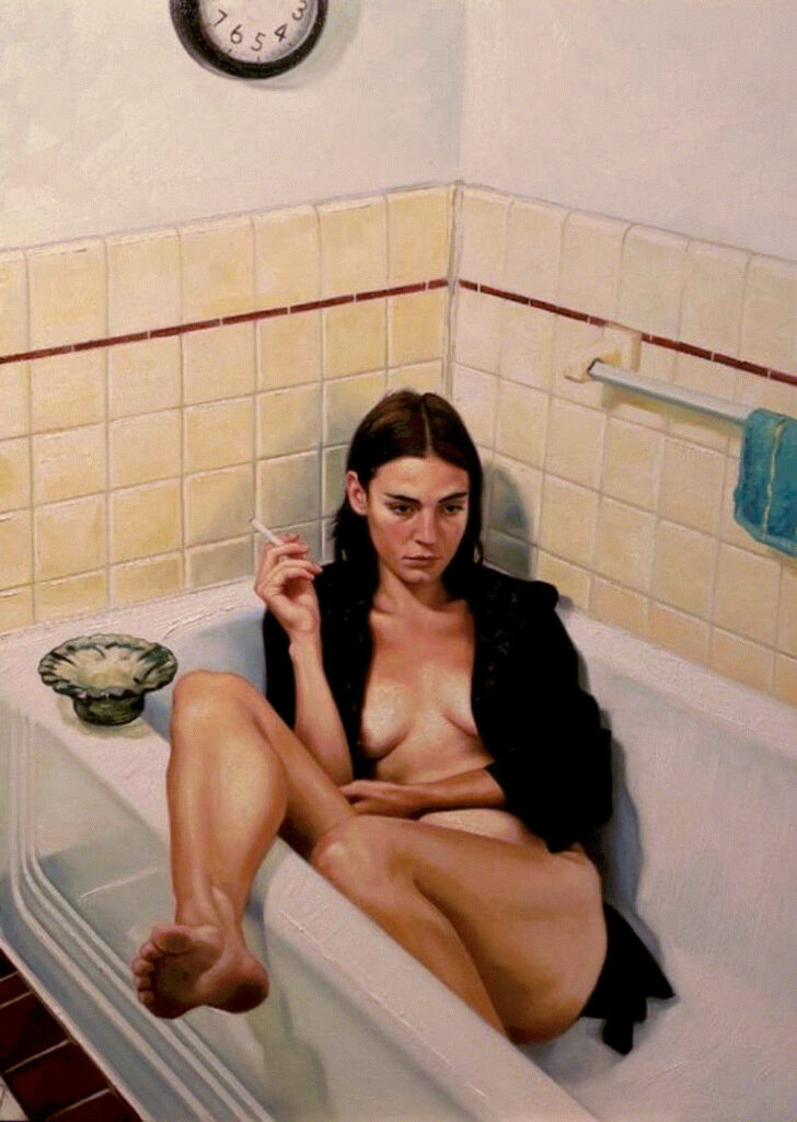 assise dans la baignoire vide, une femme fume une cigarette