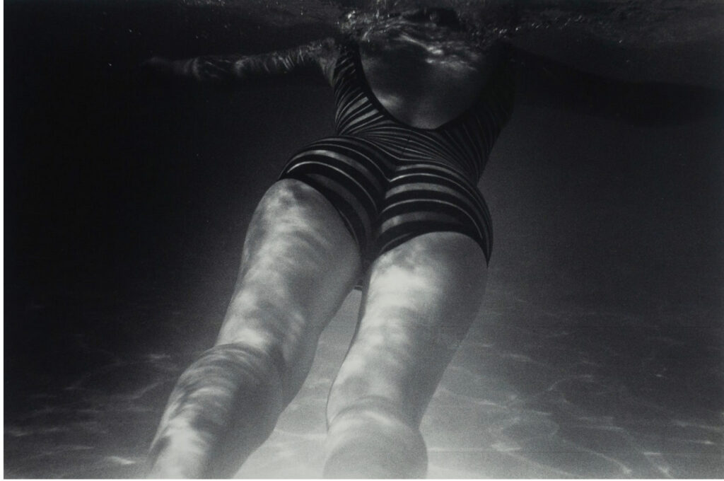 Marie à la piscine montant au ciel