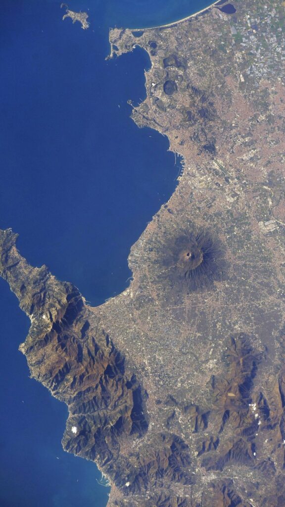 le mont Vésuve vu du ciel