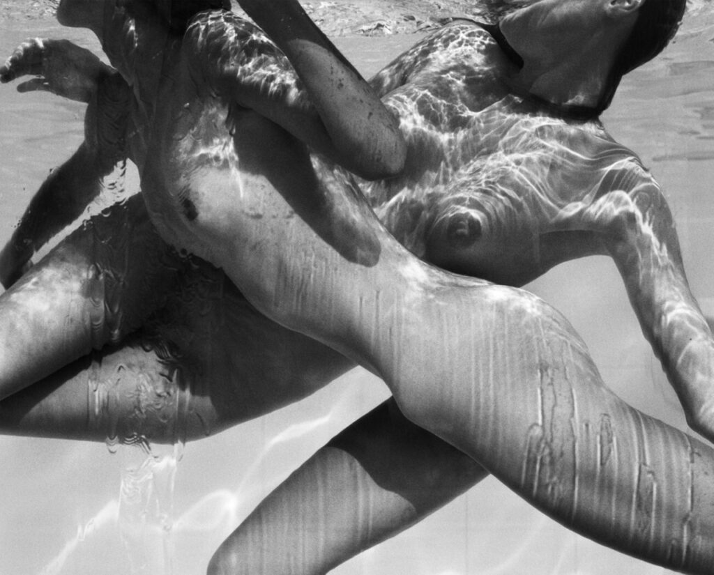 deux corps féminins nus en X dans la piscine