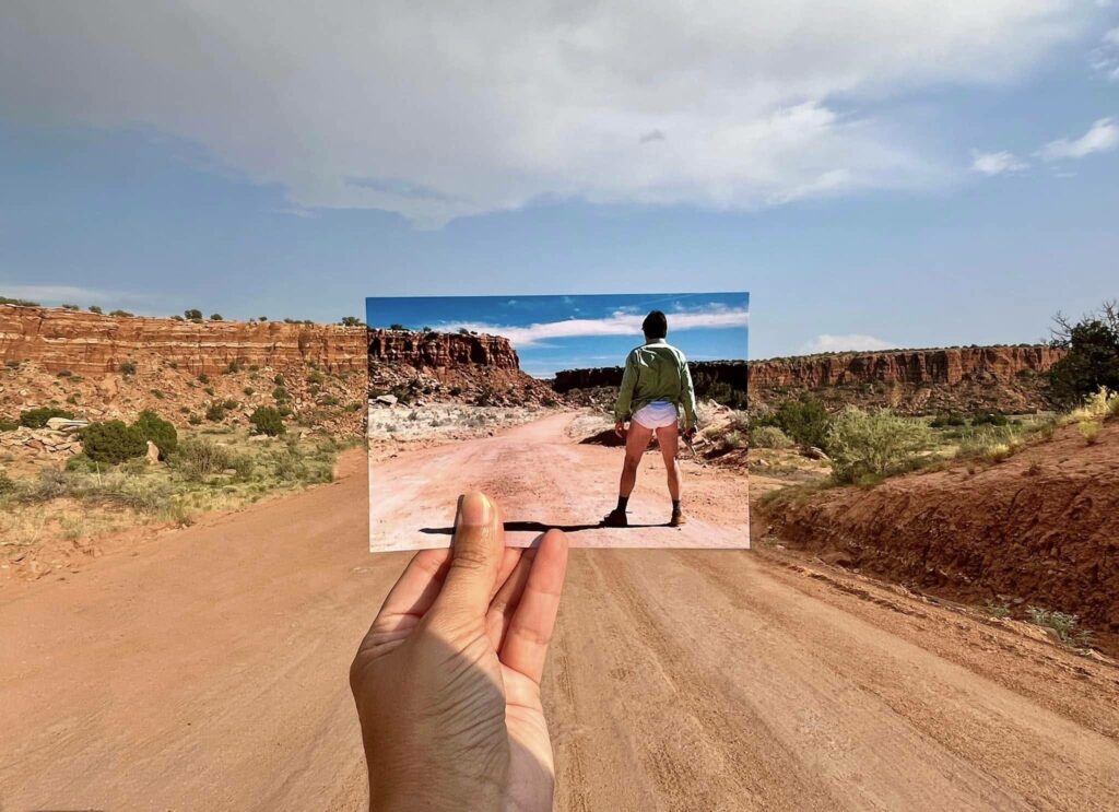 une main tient une photo de Walter White en slip et la superpose au paysage désertique où le cliché a été pris
