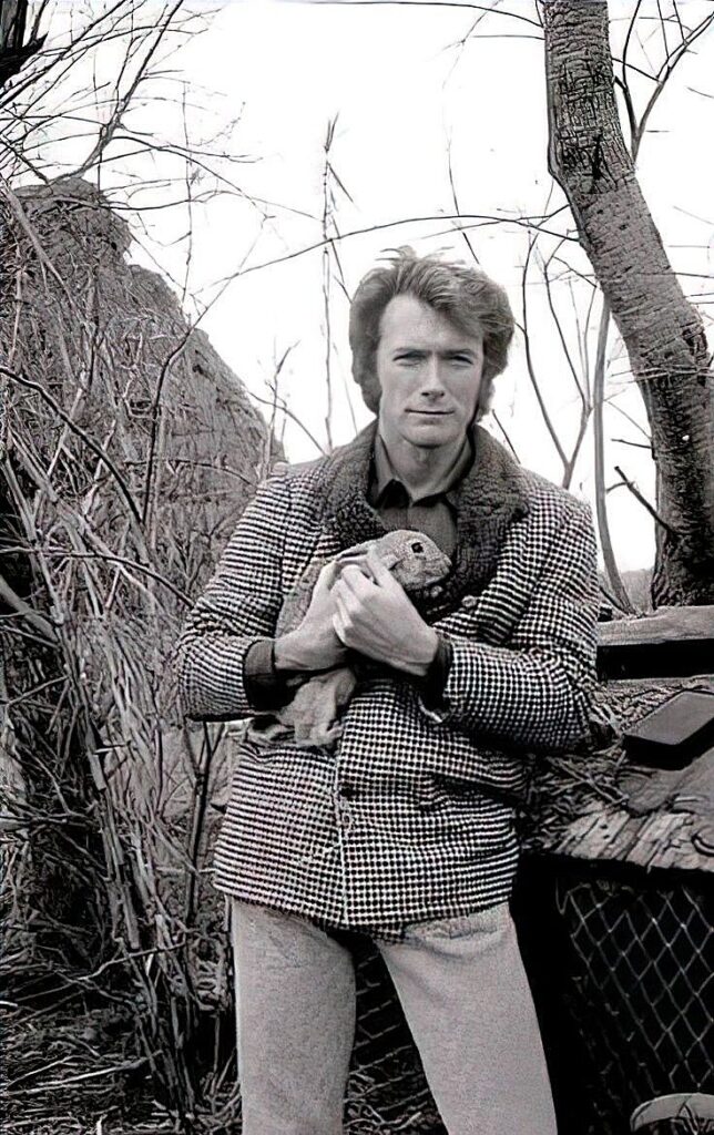 Clint Eastwood serrant un chien de prairie contre son coeur