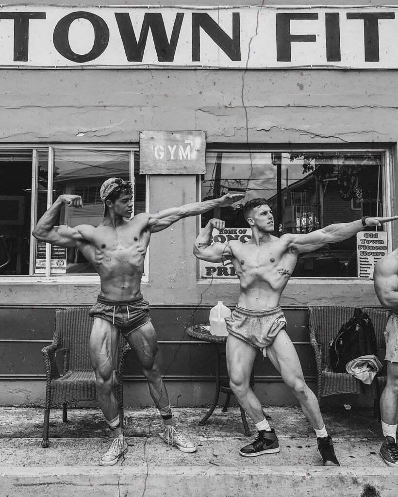 deux culturistes  prenant la pose, le bras gauche tendu vers l'espoir d'un meilleur futur