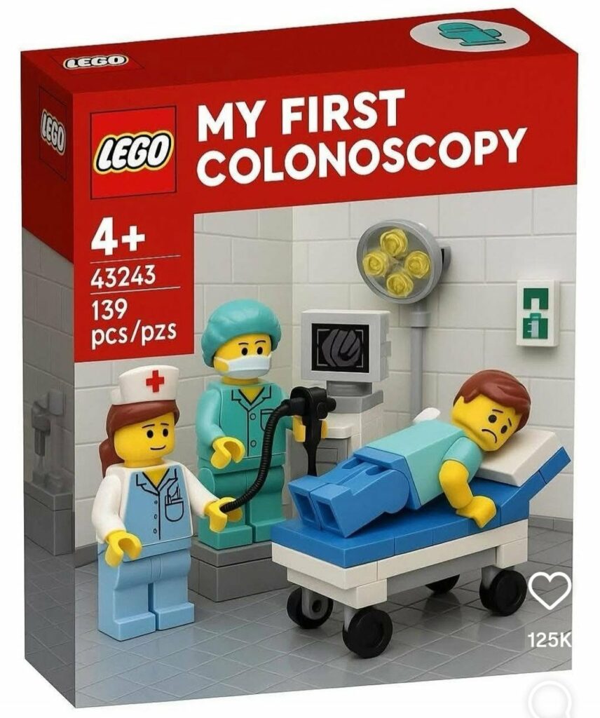 boite de Lego "ma première coloscopie" pour les plus de 4 ans comportant trois personnages : une infirmière, un gastro-entérologue, et le patient installé pour l'observation de l'intérieur de son rectum, de son gros intestin (côlon) et de l'extrémité finale de son intestin grêle, grâce à un endoscope introduit par l'anus