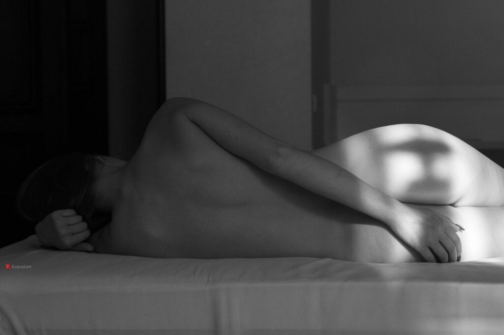 femme couchée le bras tendu