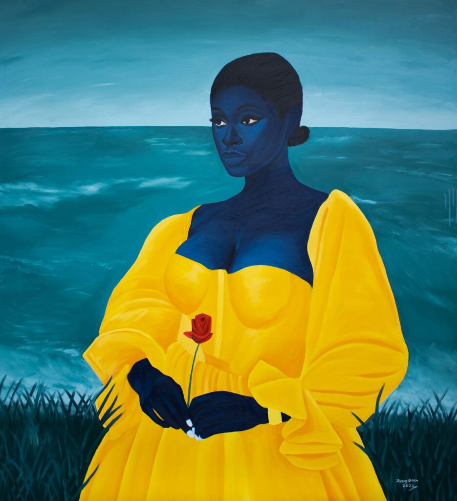 une femme noire en robe couleur de soleil tenant une rose rouge et tournant le dos à la mer, les yeux posés sur la ligne d'horizon