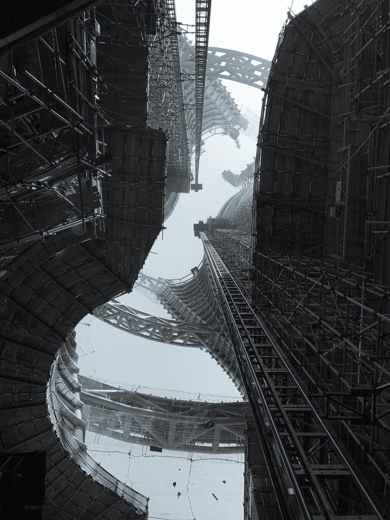 Londres : les yeux levés sous la tour Leeza Soho en construction