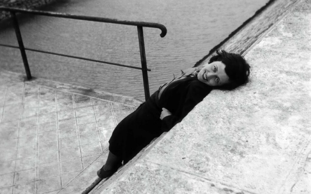 portrait plongeant de la photographe au bord de la Seine
