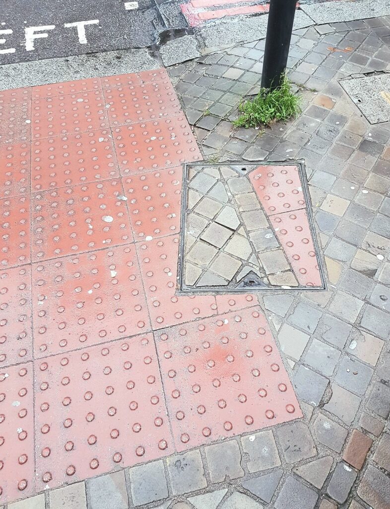 image insoutenable de signalisation sur la voie publique saccagée par des terroristes de gauche