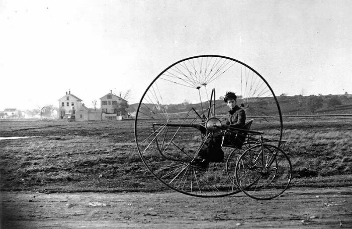 Vue du nouveau tricycle de Charles Oldreive ; le New Iron Horse, avec une dame à l'intérieur. En 1876, James Starley développa le Coventry Lever Tricycle, doté de deux petites roues à droite et d'une grande roue motrice à gauche ; la propulsion était assurée par des leviers manuels. En 1877, Starley développa un nouveau véhicule qu'il baptisa le Coventry Rotary, l'un des premiers tricycles à transmission rotative par chaîne. En 1884, plus de 120 modèles différents étaient produits par 20 fabricants. Les tricycles étaient utilisés par les personnes qui ne se sentaient pas à l'aise sur les grandes roues, comme les femmes qui portaient de longues robes fluides