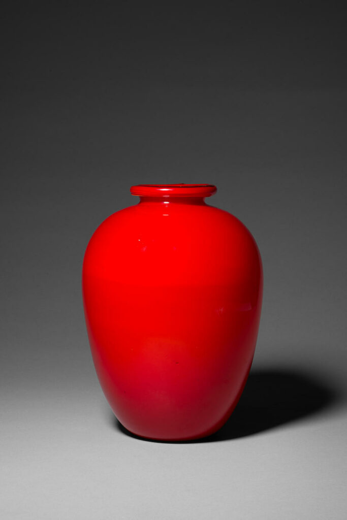le fameux vase laqué rouge de Clovis avant sa restitution à l'évêque