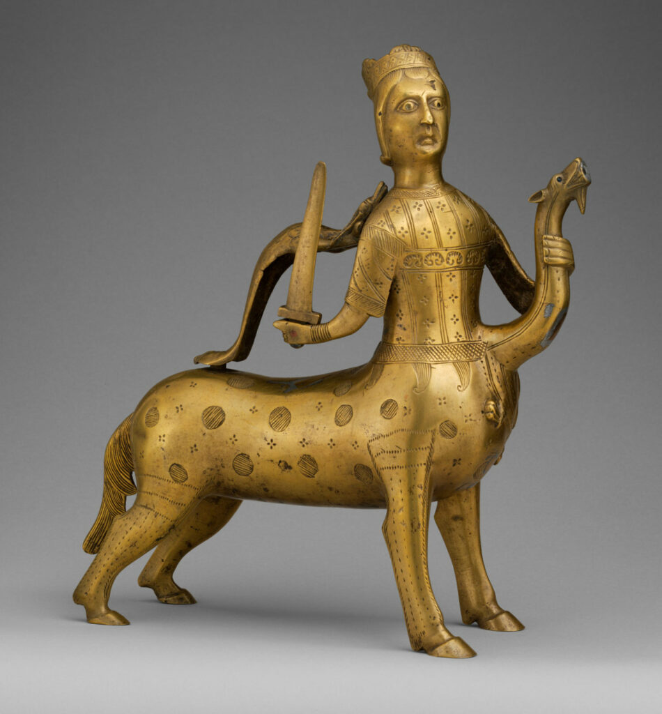 récipient à eau en cuivre avec bec verseur phallique, en forme de centaure combattant le dragon