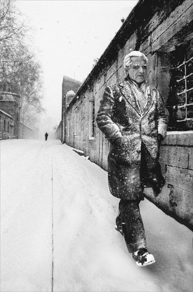 un homme blanc de neige marchant dans une rue d'Istanbul