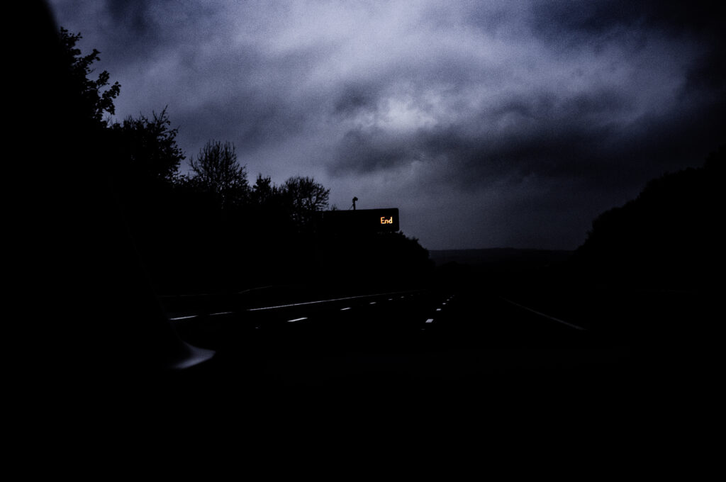 route de nuit, sur un panneau lumineux, la mention "end"
