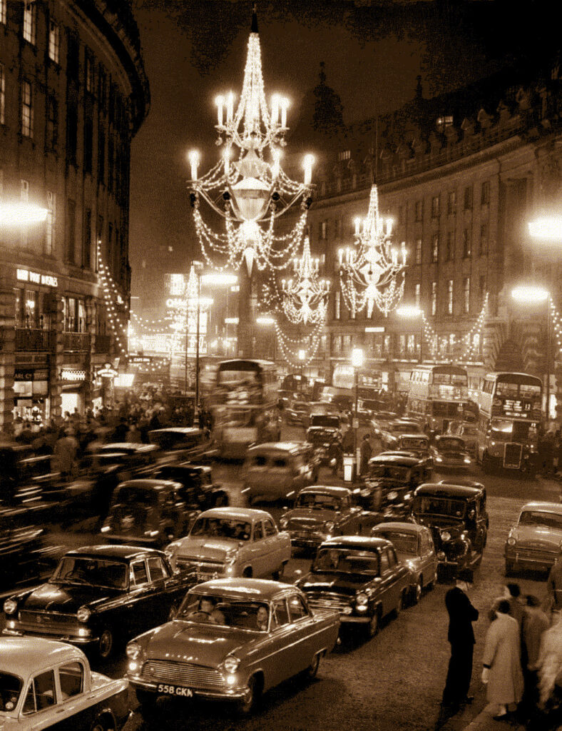 un embouteillage un soir de fête dans une rue de Londres illuminée