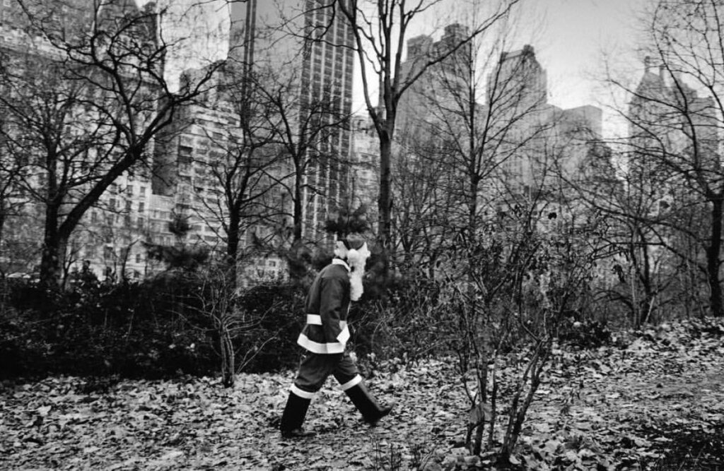 un père Noël marchant en costume dans Central Park le 26 décembre