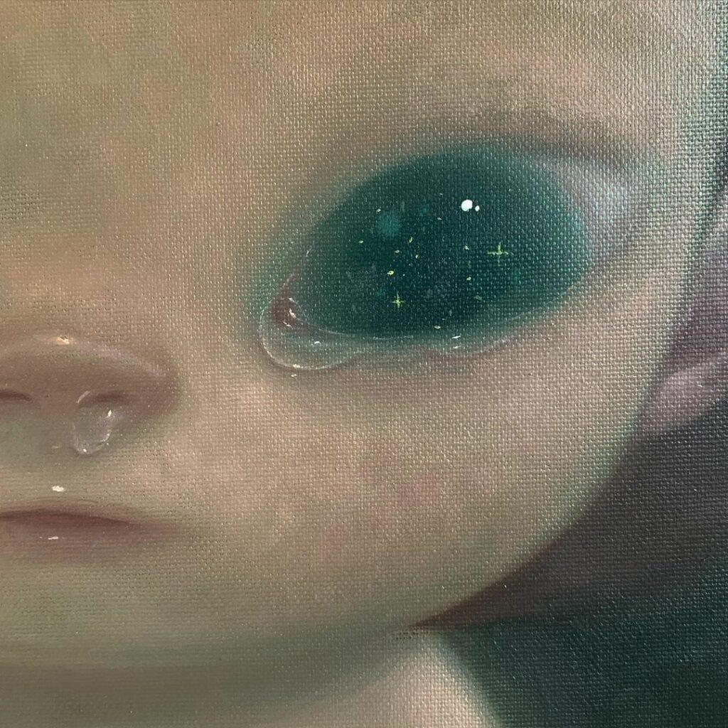 portrait de l'oeil démesuré d'un bébé liquide, comme un alien nouveau-né