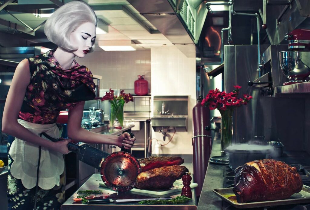 dans sa cuisine, l'élégante maîtresse de maison découpe la pièce de viande à la disqueuse