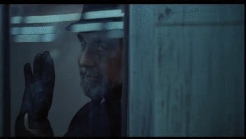 scène d'adieux sur un quai de gare