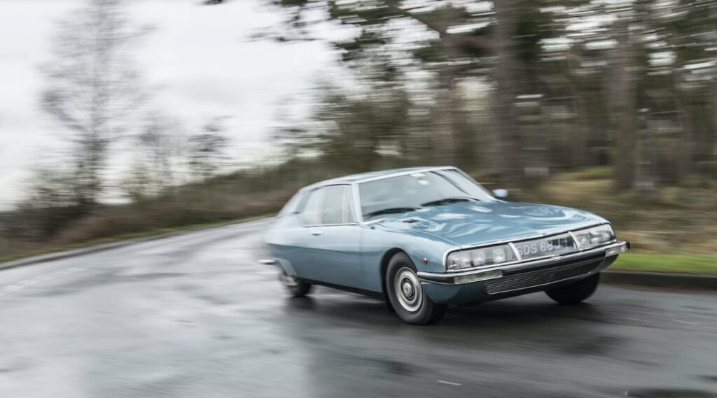 une Citroën SM 1974 soumise à un virage serré