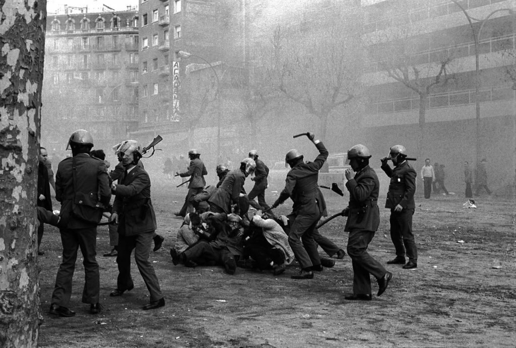 1976, les brutalités policières lors d'une marche pour la liberté à Barcelone