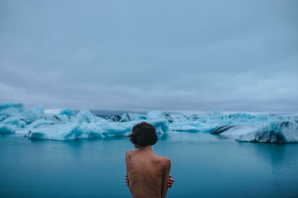 une femme, dos nu, entre la volonté d'annexion de certains et  la banquise bleue
