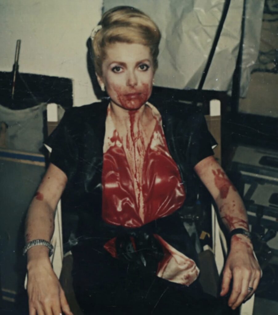 Catherine Deneuve la bouche et la poitrine couvertes de sang