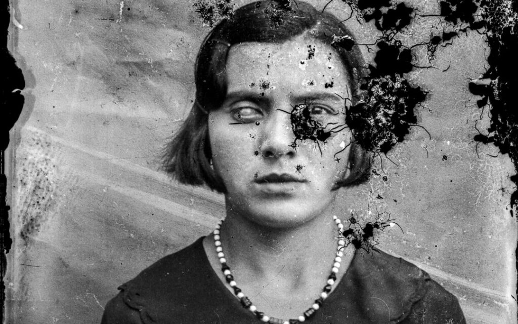 photographie tachée d'une femme à l'oeil voilé