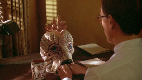 un homme tape ses cartes de voeux de bonne année dans la bouche de sa machine à écrire