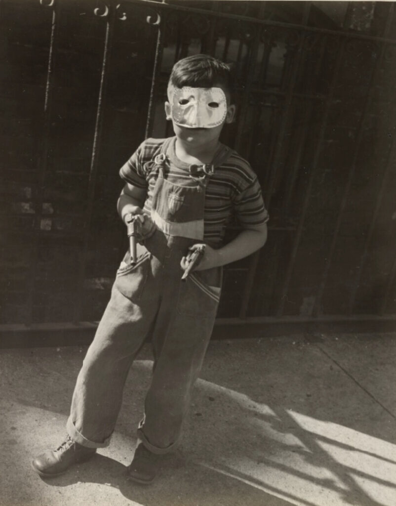 le petit bandit masqué américain perpétrant une attaque à main armée en Europe