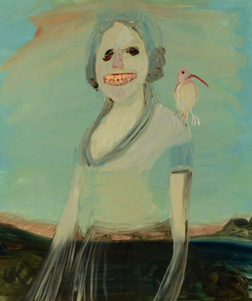 le sourire de la femme à l'oiseau sur l'épaule