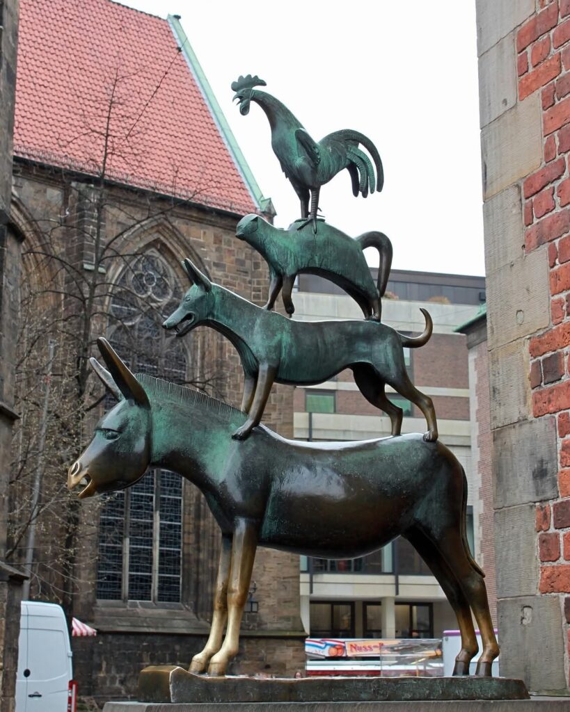 sculpture emblématique de Brême représentant l'âne, le chien, le chat et le coq juchés les uns sur les autres