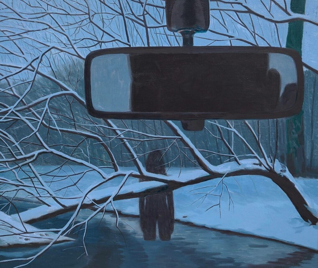 la silhouette d'une femme debout dans la rivière d'hiver, dans le rétroviseur, les yeux d'un homme posés sur elle