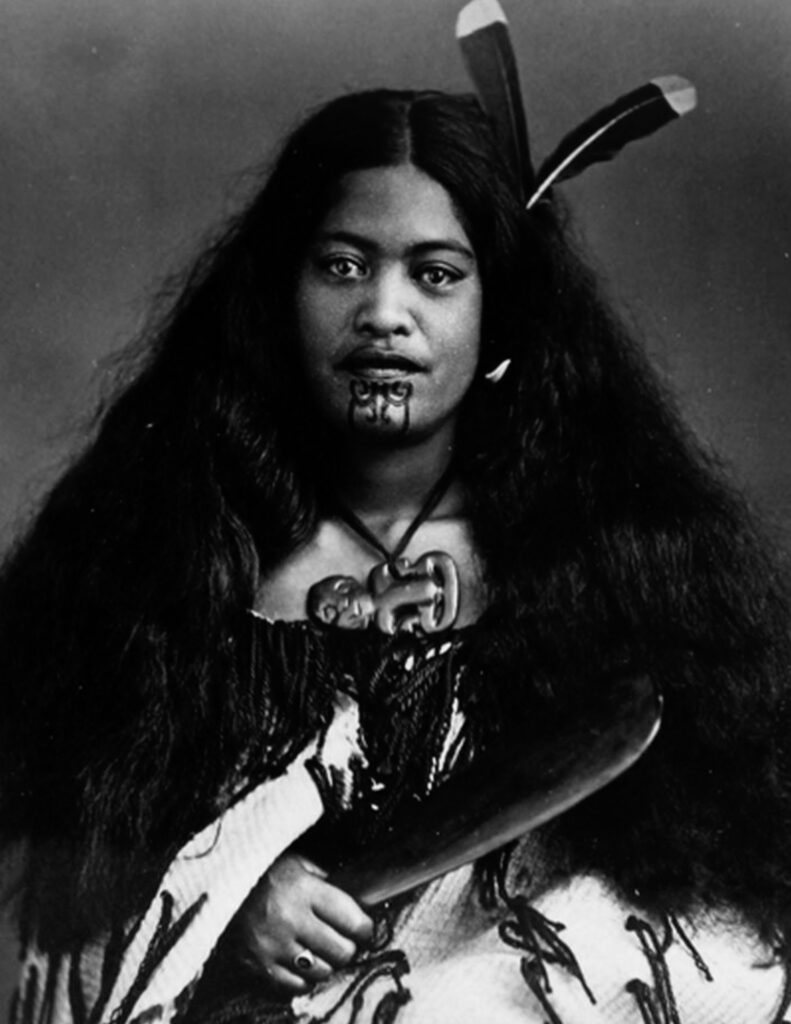 Le moko kauae est un tatouage sacré maori ornant le menton et les lèvres des femmes 3