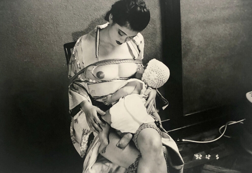 la vierge Marie attachée à sa chaise façon bondage allaitant le petit jésus