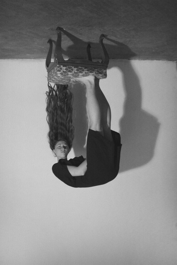 le salut d'une femme collée au plafond par les pieds et les cheveux sur la chaise sur laquelle elle est montée, « qui occupe sur la terre le point diamétralement opposé à un autre »